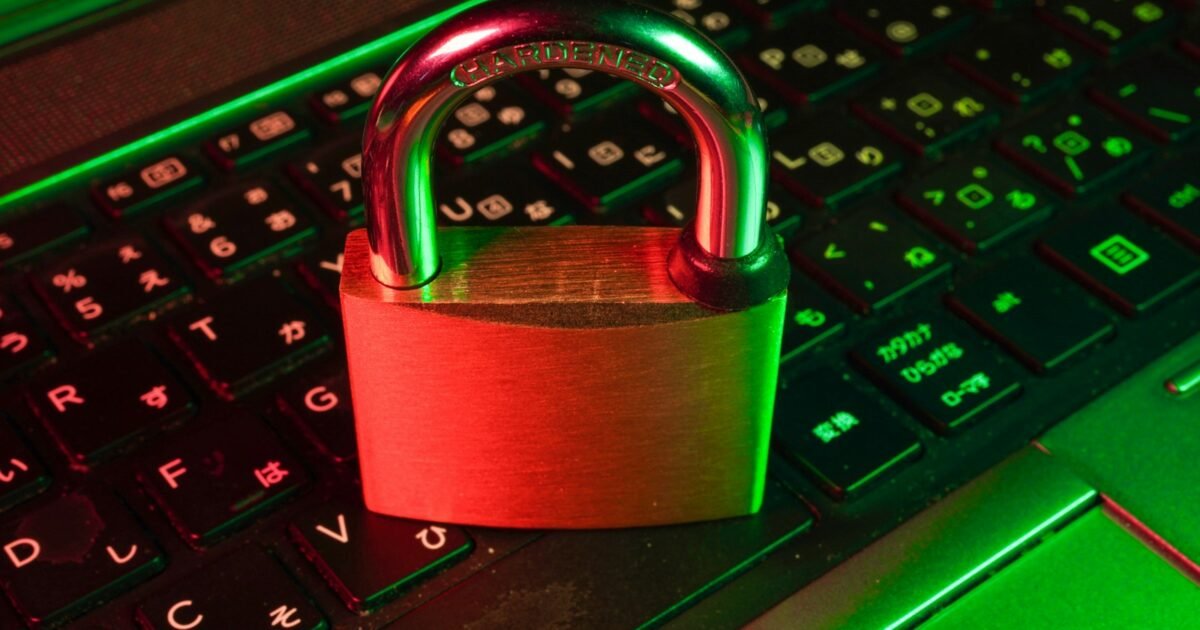 cadeado vermelho sobre teclado de computador