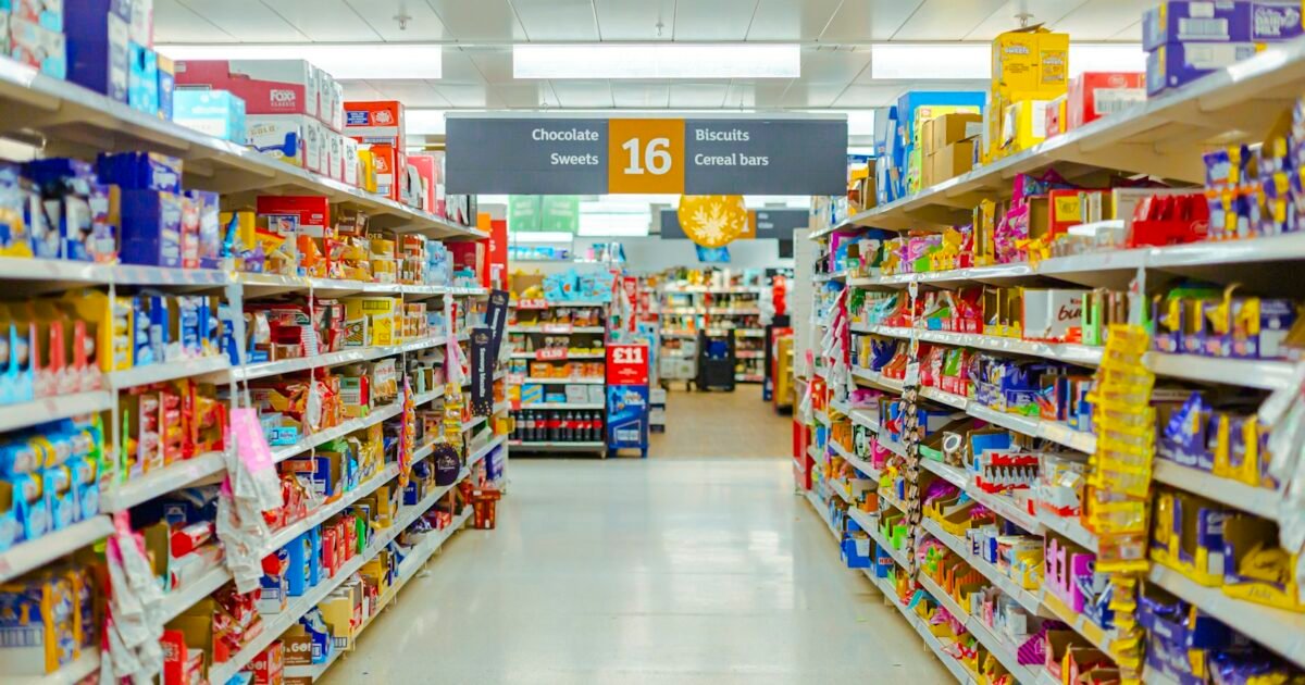 corredor de supermercado com produtos nas prateleiras